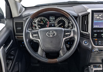 Подержанный автомобиль Toyota Land Cruiser Suv 2016 года (22 фото)