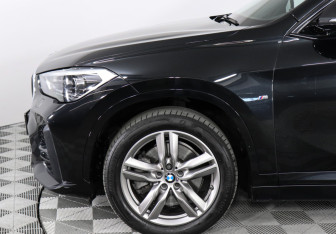 Подержанный автомобиль BMW X1 2022 года (8 фото)