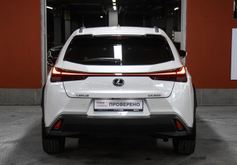 Подержанный автомобиль Lexus UX 2021 года (6 фото)
