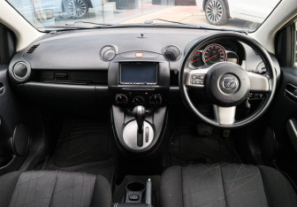 Подержанный автомобиль Mazda Demio 2011 года (9 фото)