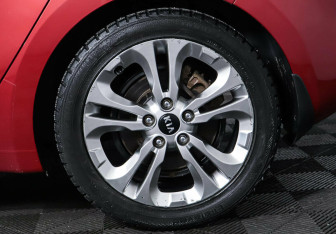 Подержанный автомобиль Kia Ceed Hatchback 2012 года (8 фото)