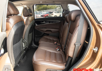 Подержанный автомобиль Kia Sorento 2017 года (9 фото)