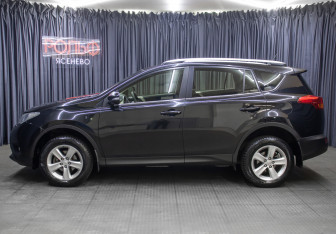 Подержанный автомобиль Toyota RAV4 2014 года (8 фото)