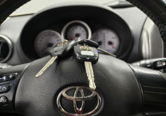 Подержанный автомобиль Toyota RAV4 2003 года (14 фото)