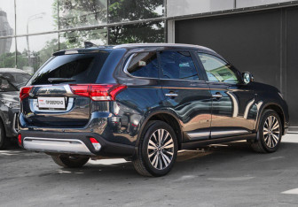 Подержанный автомобиль Mitsubishi Outlander 2021 года (4 фото)