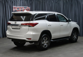 Подержанный автомобиль Toyota Fortuner 2021 года (5 фото)