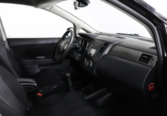 Подержанный автомобиль Nissan Tiida Hatchback 2012 года (6 фото)