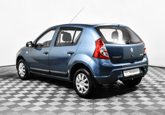 Подержанный автомобиль Renault Sandero 2013 года (7 фото)