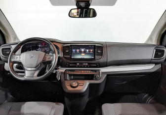 Подержанный автомобиль Peugeot Traveller 2019 года (14 фото)