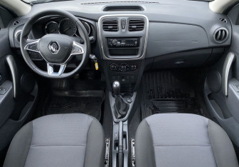 Подержанный автомобиль Renault Logan Sedan 2018 года (10 фото)