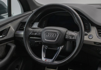 Подержанный автомобиль Audi Q7 2019 года (13 фото)
