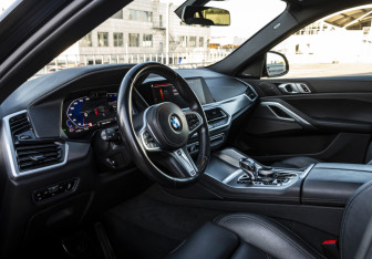 Подержанный автомобиль BMW X6 2021 года (10 фото)