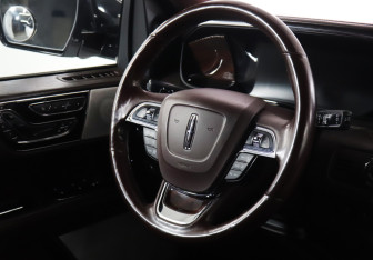 Подержанный автомобиль Lincoln Navigator 2018 года (15 фото)