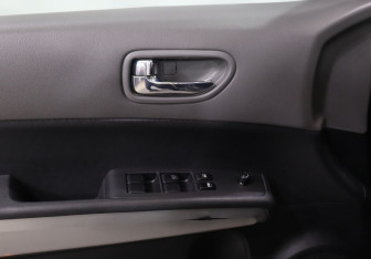 Подержанный автомобиль Nissan X-Trail 2008 года (20 фото)