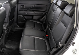 Подержанный автомобиль Mitsubishi Outlander 2014 года (12 фото)
