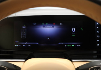 Подержанный автомобиль Voyah Dream 2023 года (20 фото)