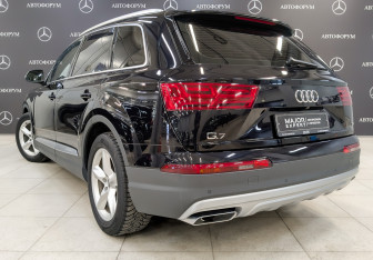 Подержанный автомобиль Audi Q7 2016 года (7 фото)