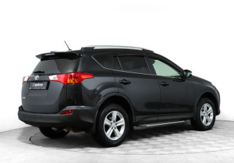 Подержанный автомобиль Toyota RAV4 2013 года (5 фото)