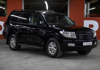 Подержанный автомобиль Toyota Land Cruiser Suv 2008 года (3 фото)