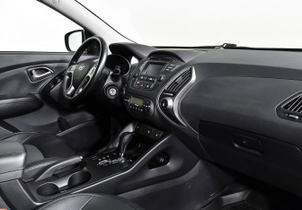 Подержанный автомобиль Hyundai ix35 2015 года (10 фото)
