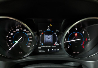 Подержанный автомобиль Jaguar F-Pace 2018 года (16 фото)