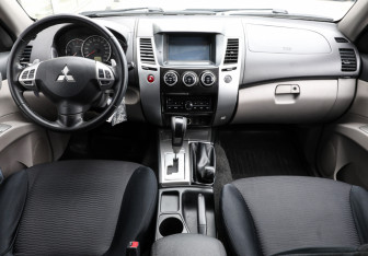 Подержанный автомобиль Mitsubishi Pajero Sport 2014 года (14 фото)