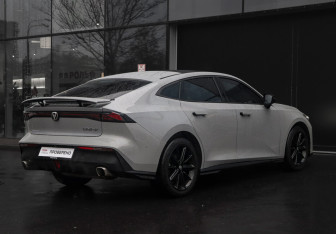 Подержанный автомобиль Changan UNI-V 2023 года (5 фото)