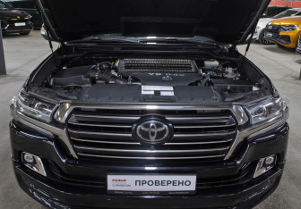 Подержанный автомобиль Toyota Land Cruiser Suv 2018 года (9 фото)