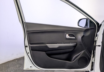 Подержанный автомобиль Kia Rio Hatchback 2017 года (19 фото)