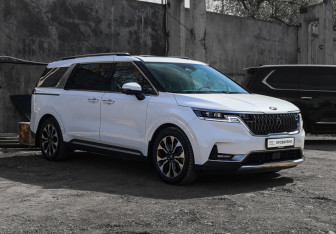 Подержанный автомобиль Kia Carnival 2021 года (3 фото)
