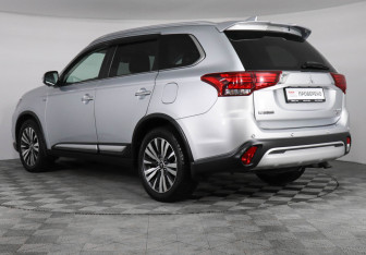 Подержанный автомобиль Mitsubishi Outlander 2019 года (7 фото)