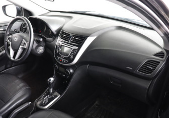 Подержанный автомобиль Hyundai Solaris Hatchback 2011 года (6 фото)