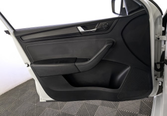 Подержанный автомобиль Skoda Rapid Liftback 2021 года (19 фото)