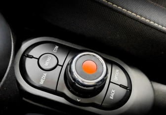 Подержанный автомобиль MINI Hatch 2018 года (25 фото)