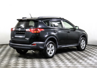 Подержанный автомобиль Toyota RAV4 2014 года (3 фото)