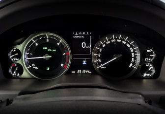 Подержанный автомобиль Toyota Land Cruiser Suv 2016 года (13 фото)