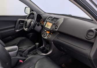 Подержанный автомобиль Toyota RAV4 2012 года (13 фото)