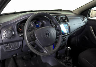 Подержанный автомобиль Renault Sandero 2016 года (9 фото)
