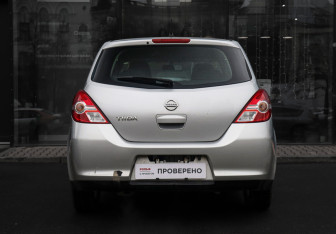 Подержанный автомобиль Nissan Tiida Hatchback 2010 года (6 фото)