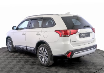 Подержанный автомобиль Mitsubishi Outlander 2019 года (7 фото)