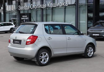 Подержанный автомобиль Skoda Fabia Hatchback 2012 года (5 фото)