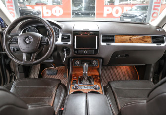 Подержанный автомобиль Volkswagen Touareg 2011 года (14 фото)