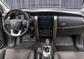 Подержанный автомобиль Toyota Fortuner 2018 года (15 фото)