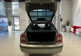 Подержанный автомобиль Skoda Octavia Liftback 2002 года (6 фото)