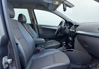 Подержанный автомобиль Opel Astra Wagon 2011 года (10 фото)