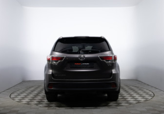 Подержанный автомобиль Toyota Highlander 2014 года (6 фото)