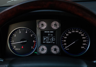 Подержанный автомобиль Lexus LX 2011 года (32 фото)