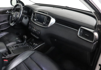 Подержанный автомобиль Kia Sorento 2016 года (10 фото)