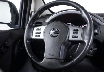 Подержанный автомобиль Nissan Pathfinder 2011 года (16 фото)