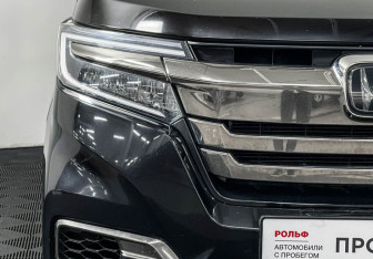 Подержанный автомобиль Honda Stepwgn 2018 года (19 фото)